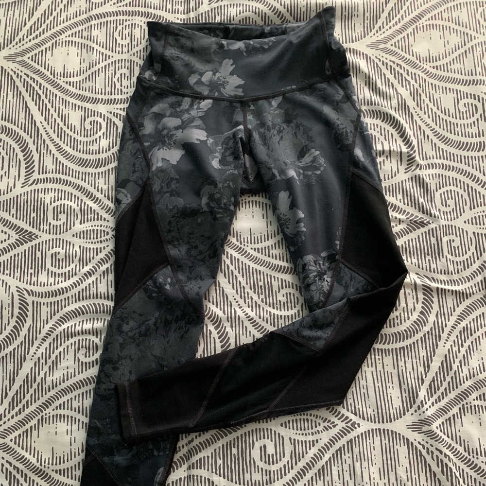 Floral & Mesh design leggings by Old Navy. Small.